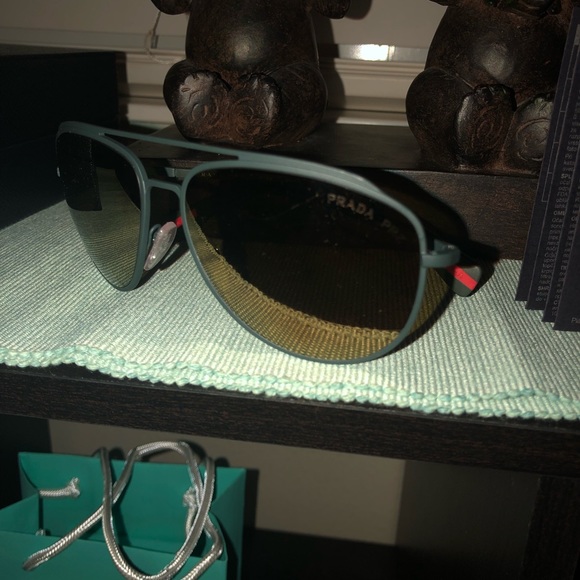 Prada sunglasses comes as it was purchased - Picture 4 of 8